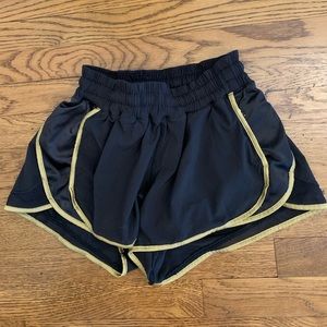 LULULEMON Size 4 Hottie Hot Short